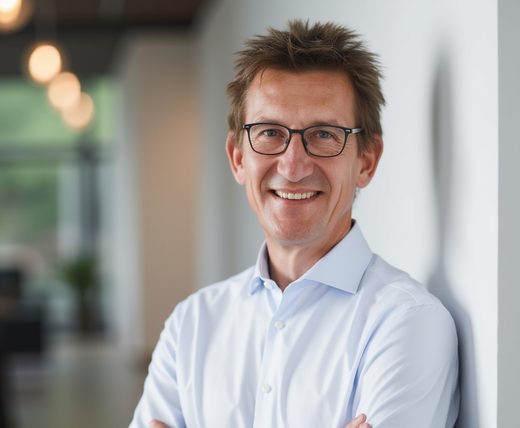 Portrait vor Glastür – nahbar
